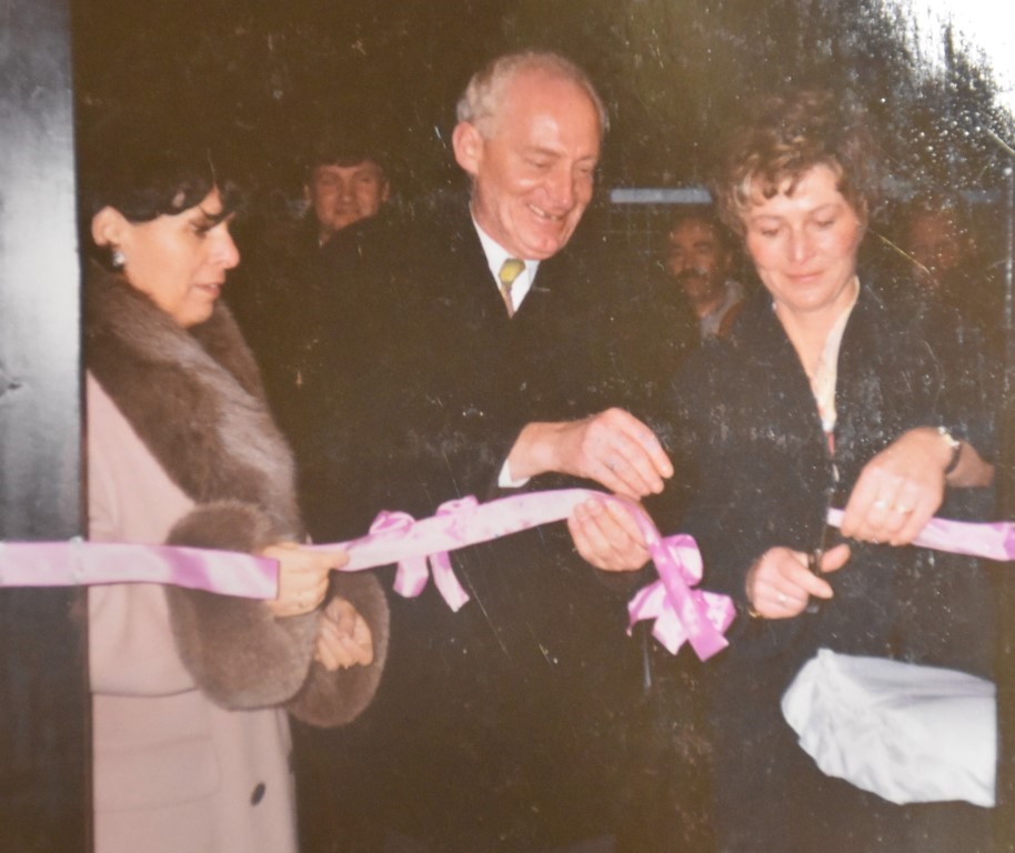 Prvi otroci v vrtcu v Podčetrtku leta 1972 z vzgojiteljico Elizabeto Plohl.